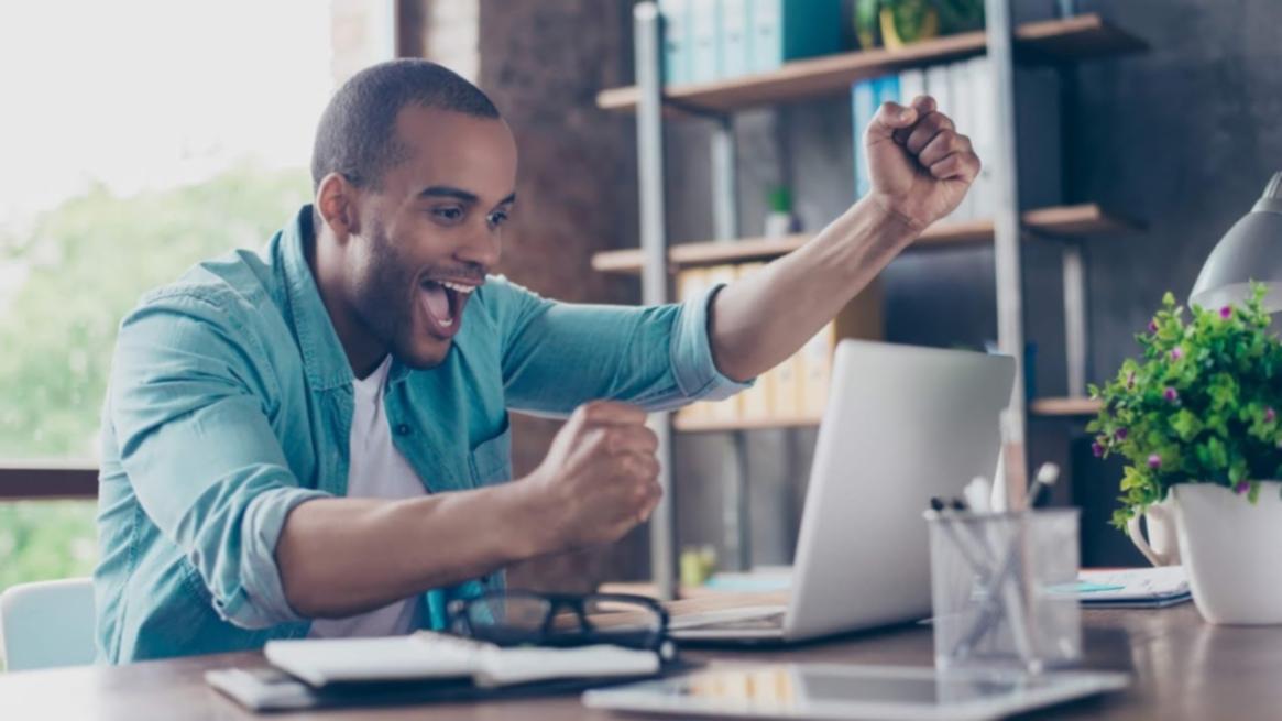 Professioneller Arbeitsplatz für Video-Color-Grading mit kalibriertem Monitor