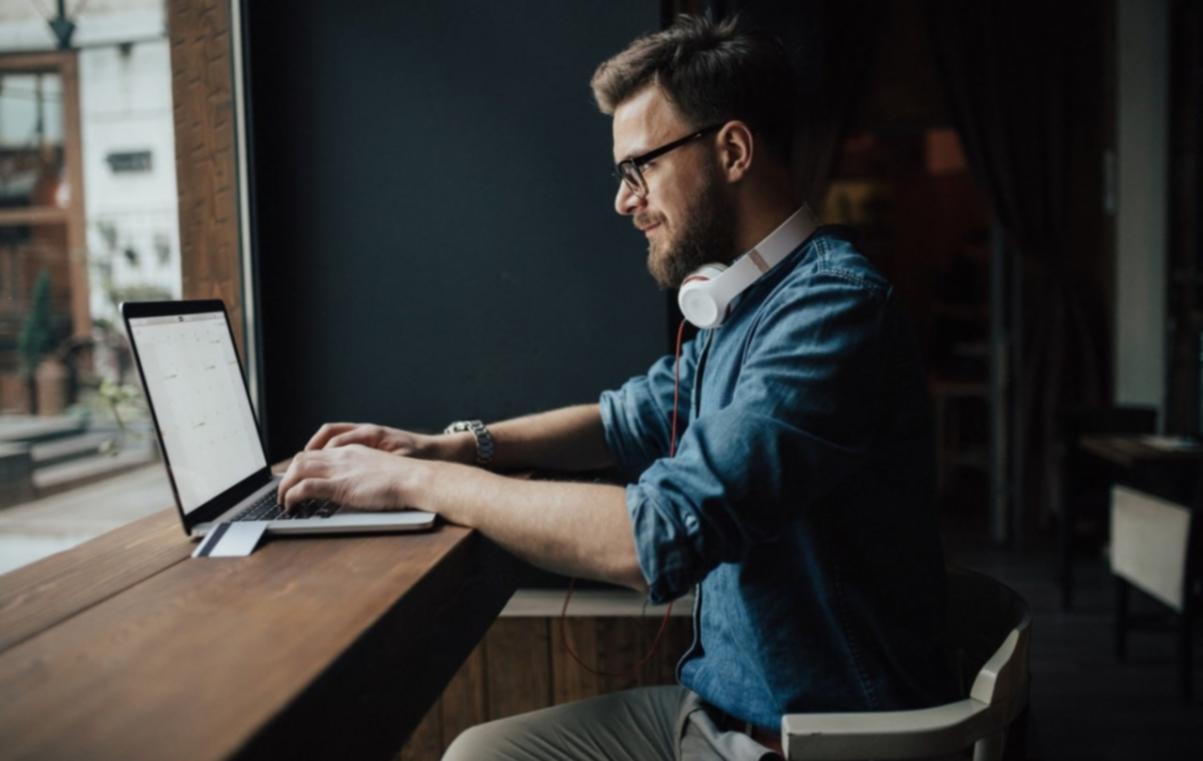 Professionelle Video-Farbkorrektur-Arbeitsplatz mit Farbgrading-Tools