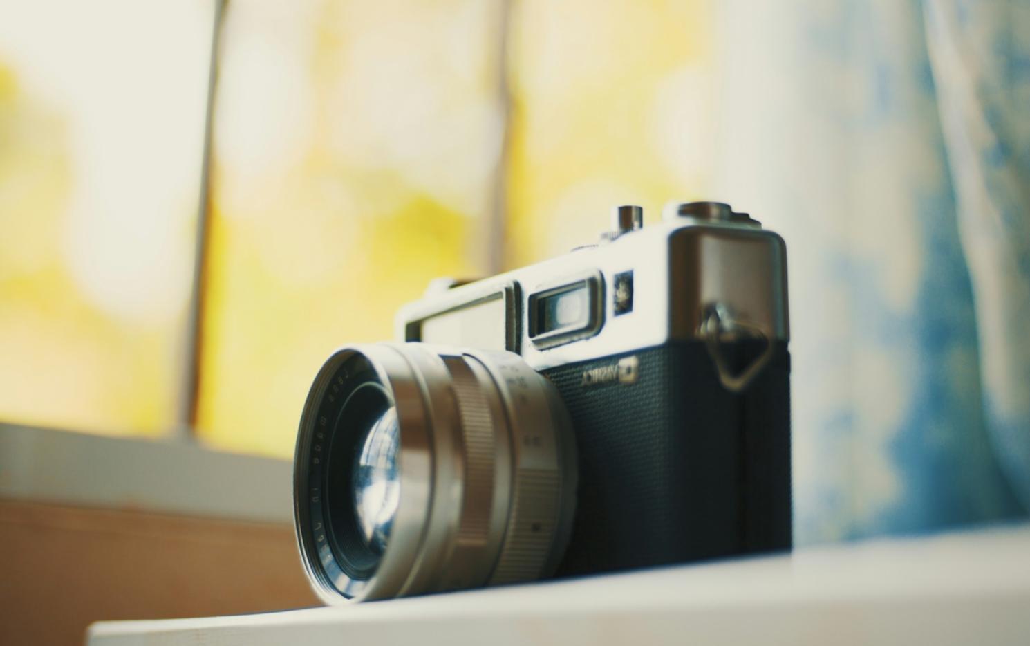 Professionelles Color Grading Setup mit Monitoren und Kontrollgeräten